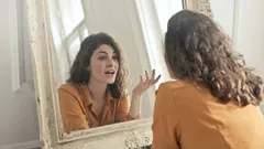 Warum sprechen manche Menschen aus psychologischer Sicht laut mit sich selbst?